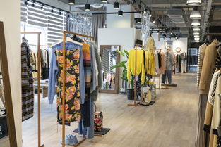 花語與星光的交織 當鮮花燭臺遇上占星術，服裝零售陳列中的身心漫游之旅