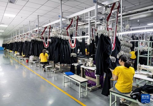 新華全媒+丨從家庭作坊到現代化工廠 從鄉鎮企業到國際知名企業——探訪福建晉江民營服裝服飾零售業的蝶變之路